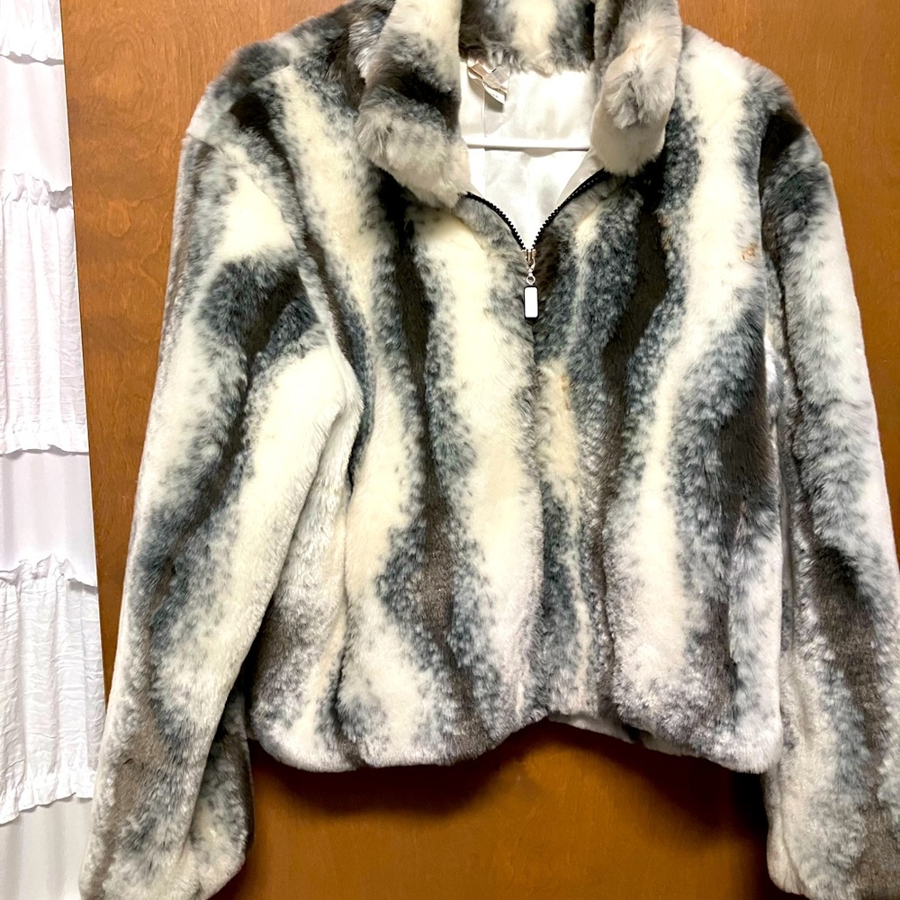 BUY NOW 🎄VON SAKEN FAUX FUR JACKET SZ. M LIKE NEW, VERY WARM, WEAR ANYWHERE